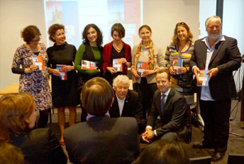 from left to right standing: Klava Koppenol (translator story Lilja Zakirova), <br>Lilja Zakirova, Nina Targan Mouravi, Sana Valiulina, Olja Tielkes, <br>Sasha Urikh and publisher Kees de Bakker. Foreground, kneeling: <br>Peter d’Hamecourt and Jeroen Ketting.<br><br>Photograph: Henk Augustijn