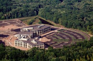 ING U.S.’s campus-like office in Windsor, Connecticut, <br />opened in 2007, is the company’s largest facility and home to <br />nearly 2,000 workers.