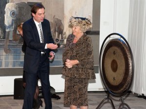 Hare Majesteit de Koningin en Michel van Maarseveen, directeur van het Drents Museum, tijdens de heropening. © JAV Studios