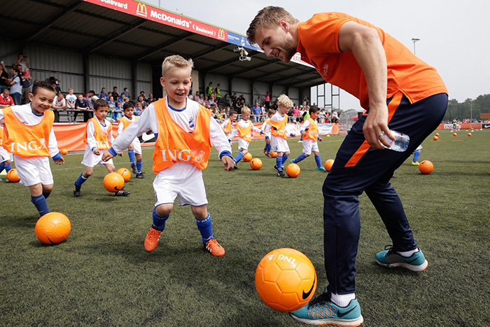 Dutch national team member Joël Veltman with youngsters from the  Dutch amateur clubs