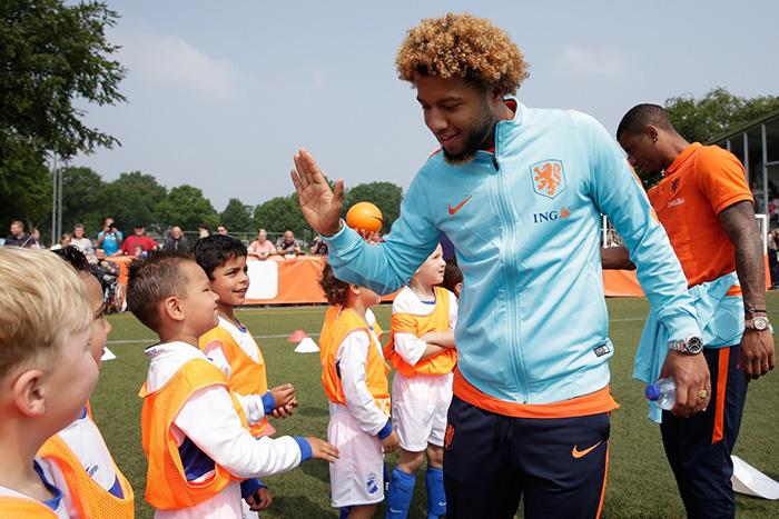 Tonny Vilhena from the Dutch national team surprising children at the Orange Fan Day