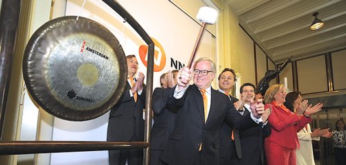NN Group CEO Lard Friese hits the opening gong at Euronext Amsterdam with ING Group CEO Ralph Hamers to his right.