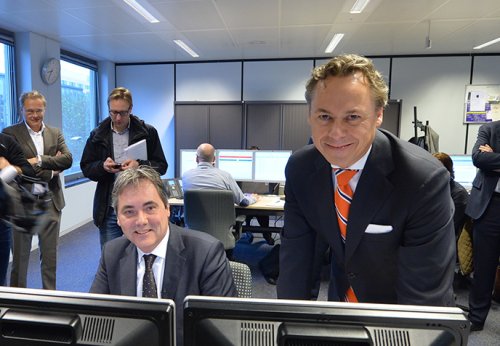 Michel Bax, head of Cash Management, ING Bank Treasury, ready to make the payment. Next to him, on the right: Ralph Hamers, CEO ING Group.
