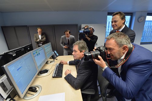 Michel Bax, head of Cash Management, ING Bank Treasury, hitting the button – far right: Ralph Hamers, CEO ING Group, standing.