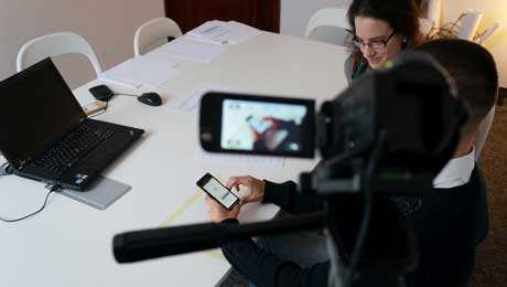 Trying it: A customer tests Moje ING at an ING office. Around 600 hours of user tests have gone into developing Poland's new omnichannel platform.