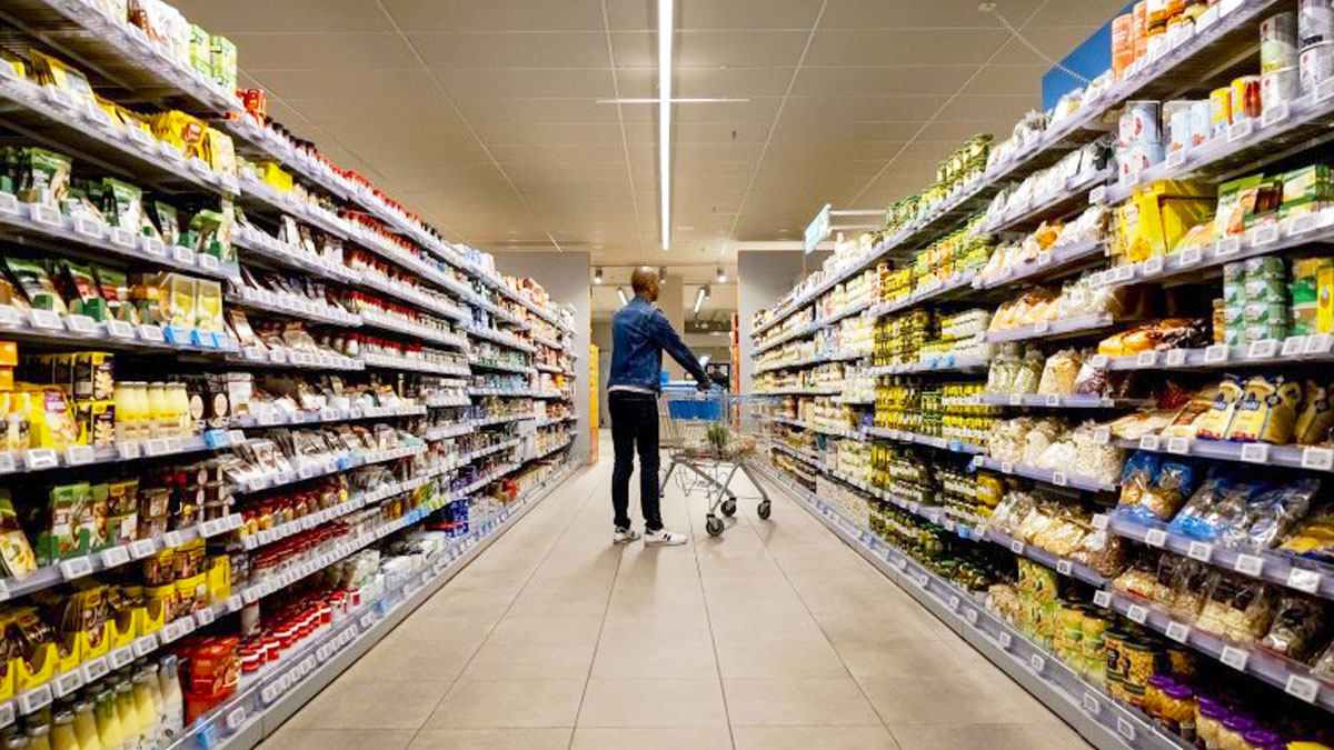 Consumatorii europeni spun că inflația este aici pentru a rămâne