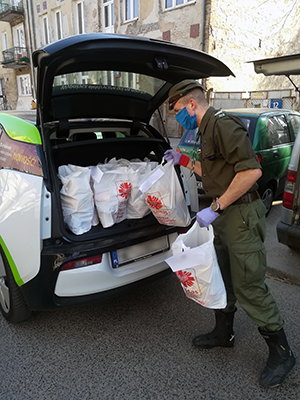 Polish scout loading packages in an electric car