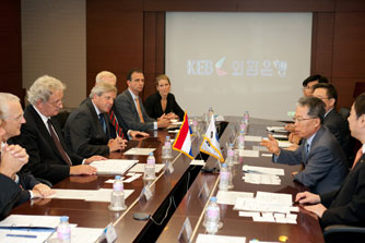 The trade-mission delegation also visited the Seoul-based <br />Korea Exchange Bank. On the left, the Dutch delegation with <br />Amsterdam mayor Van der Laan in the middle, opposite of him, <br />on the right, president & CEO Yun Yong and a few <br />representatives of the Korea Exchange Bank.