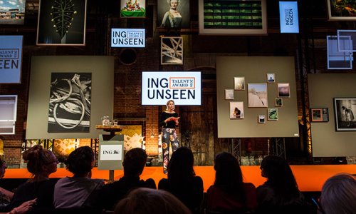 Sanne ten Brink, head curator ING Collection, during the award ceremony.