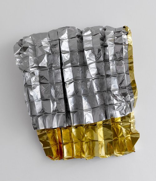 Sarah van Sonsbeeck (1976) <br><em>Shelter #5 - 19.3% gold</em>, 2017 <br>140 x 110 x 22 cm <br>Goldleaf on aluminium