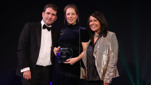 Vroukje van Oosten Slingeland (centre) with award hosts Barney Thompson and Reena SenGupta (right).