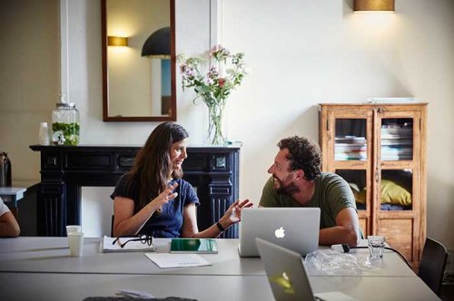 Rineke Dijkstra (left) and Sébastian Bonin during the first coaching session at Foam Amsterdam © Milan Vermeulen Fotografie
