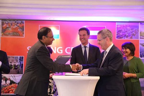 Kotak's KVS Manian and ING's Mark Newman sign the Mou in presence of Prime Minster of the Netherlands Mark Rutte 