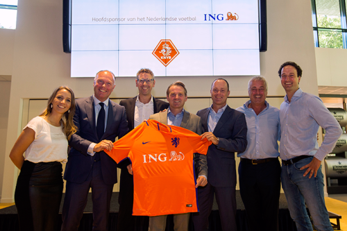Johan van der Zanden (in the middle, holding the shirt): “Soccer brings people together and connects us. The club has an important role in our society. It is a social meeting place, it generates friendships and playing soccer is healthy.”