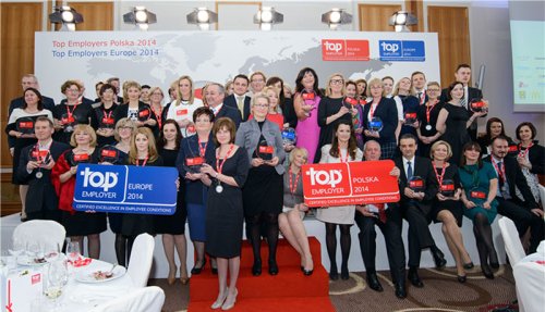 Polish HR representatives with their Top Employer certifications