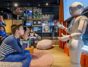 No kidding! Robot makes money fun