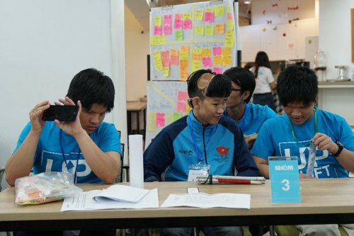 Vo Dang Khoa (middle) and his team